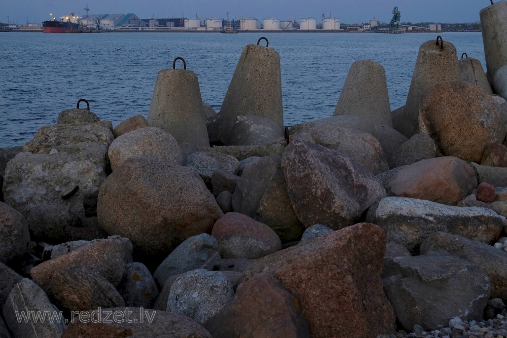 Ventspils Brīvosta pēc saulrieta