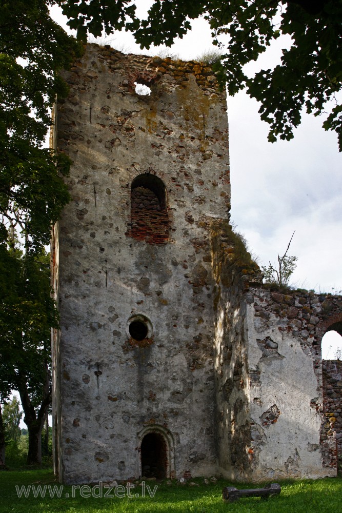 Embūtes luterāņu baznīcas tornis