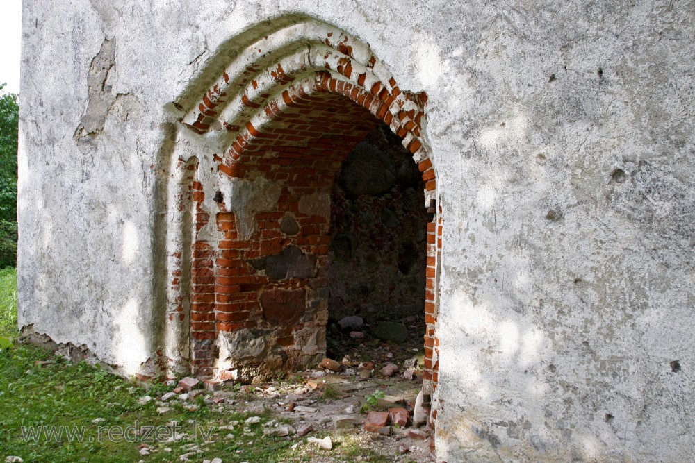 Embūtes baznīcas ieejas portāls