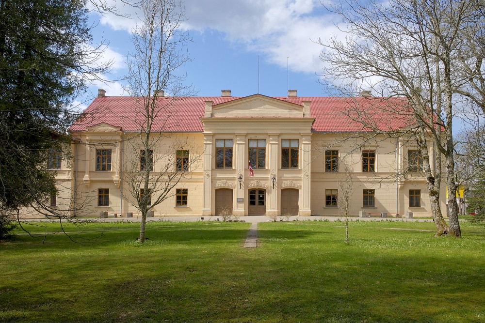 Varme Manor main building with park and symmetrical facade