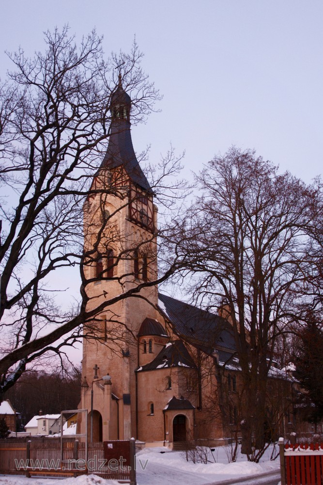Jūrmalas Dubultu luterāņu baznīca ziemas vakarā