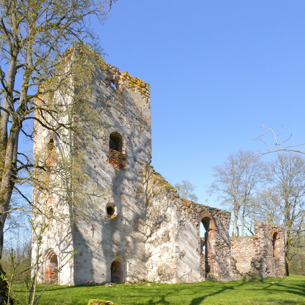 Embūtes luterāņu baznīcas drupas