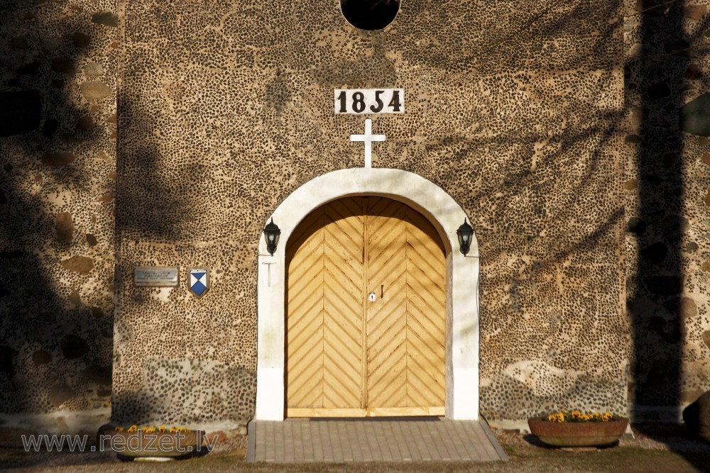Rojas luterāņu baznīcas ieejas portāls