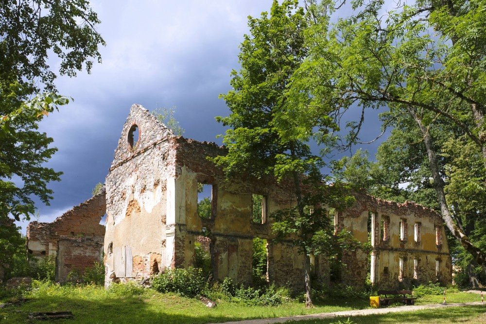 Asares muižas kungu mājas drupas