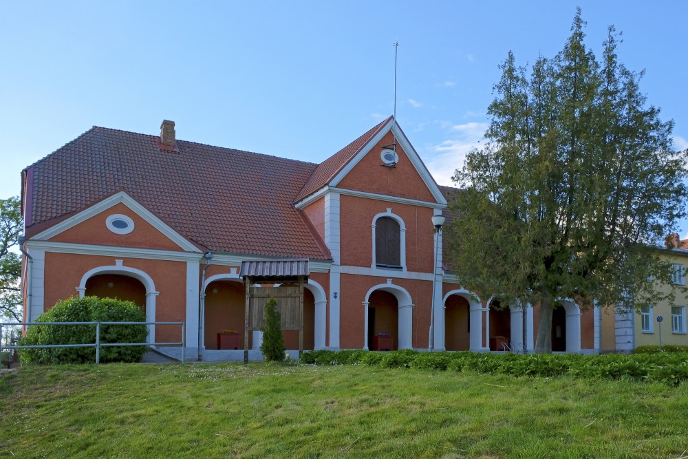 Dunalkas muižas klēts (tagad Tautas nams)