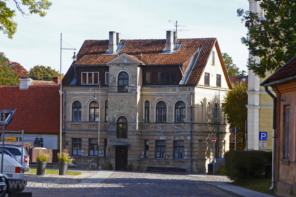 Kuldīga, Baznīcas iela 3