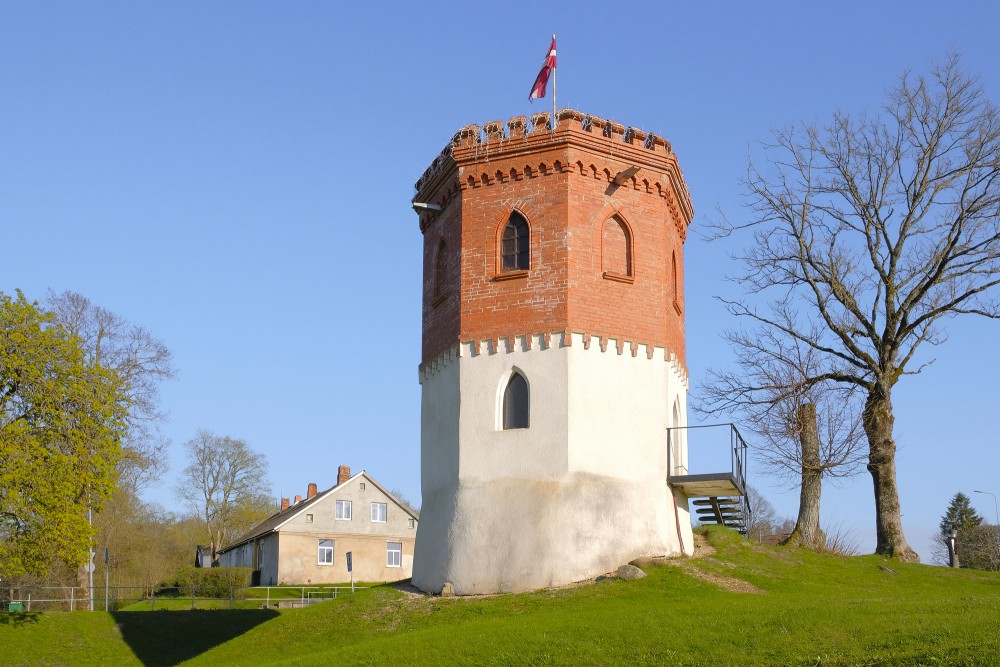 Pils skatu tornis, Priekule