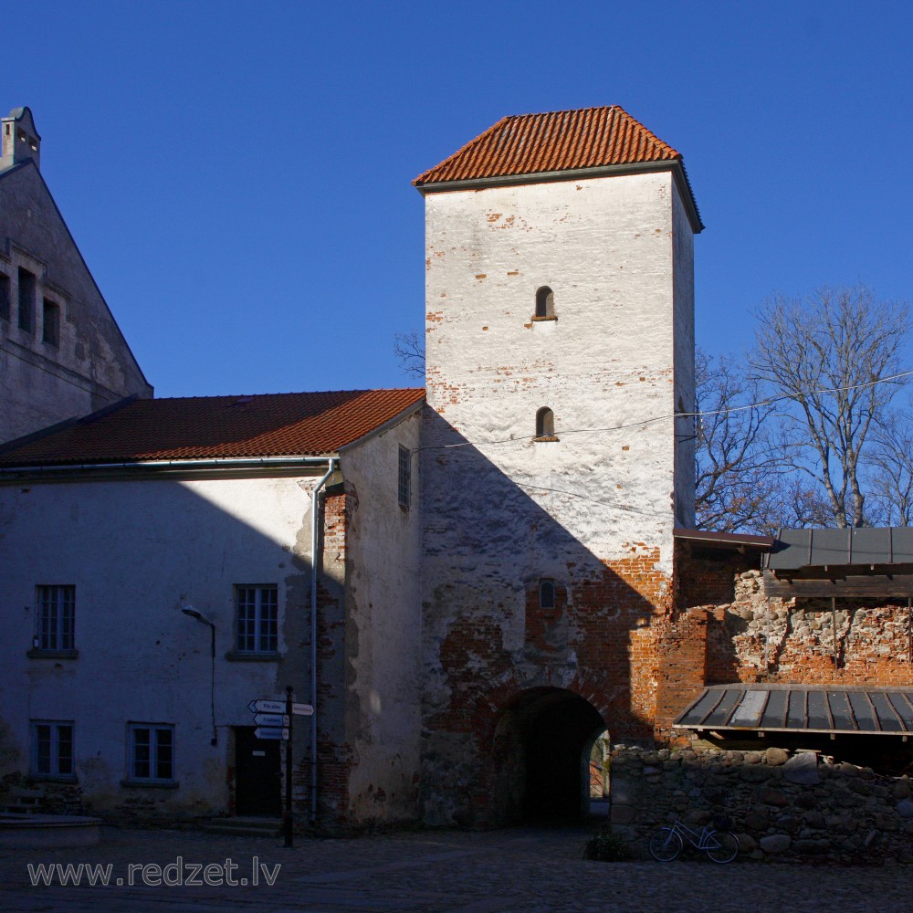 Dundagas pils vārtu tornis