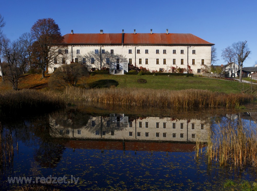 Dundagas pils un pils atspulgs ūdenī