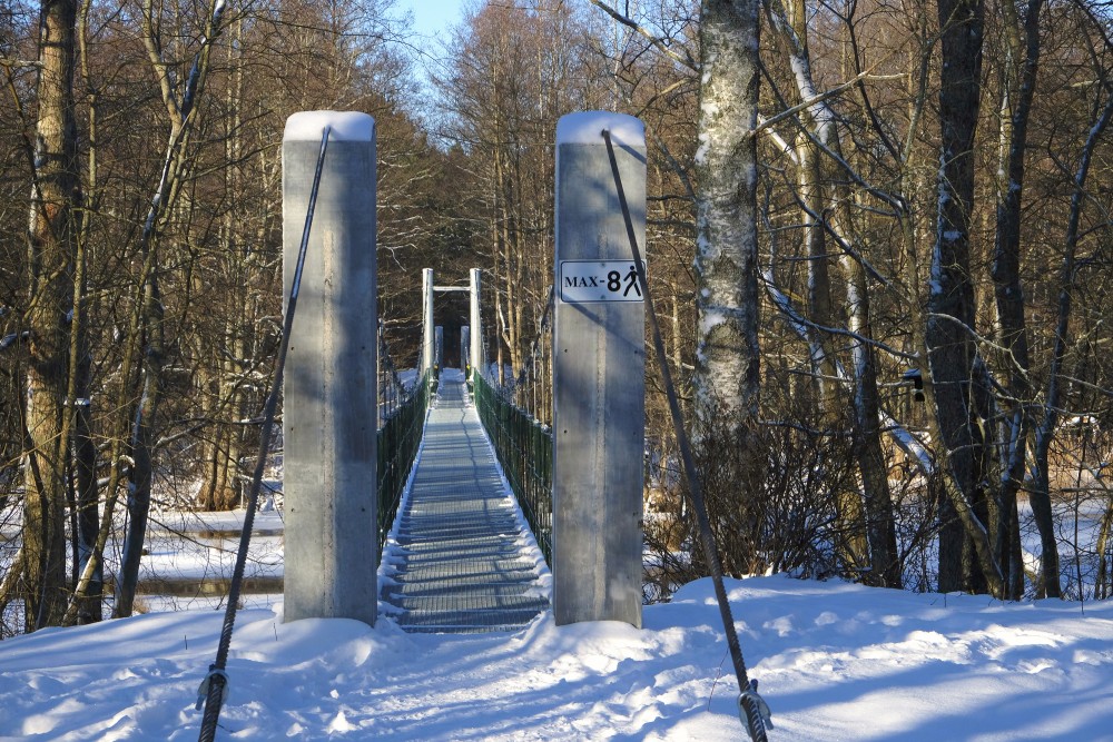 Irbes upes trošu tilts ziemā