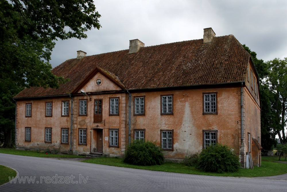 Ivande old manor-house