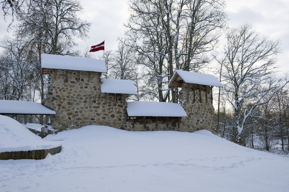 Ropažu viduslaiku pilsdrupas