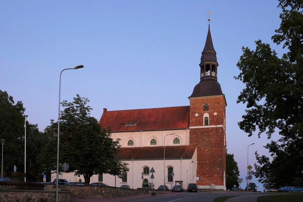 Valmieras Sv. Sīmaņa baznīca vakara gaismā