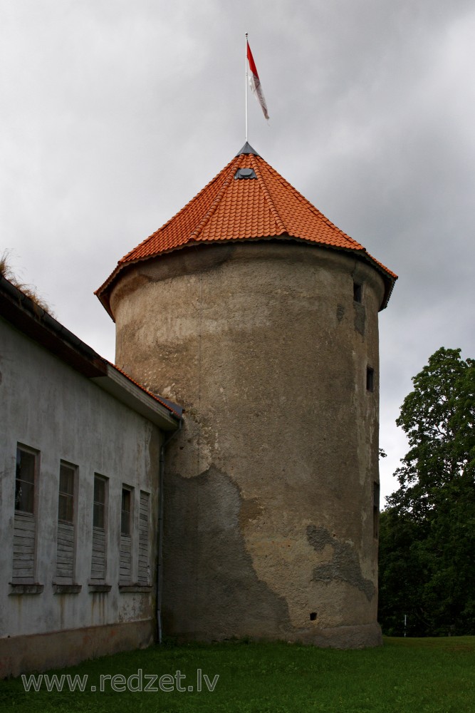 Alsungas pils tornis