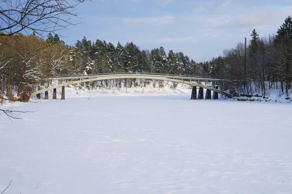 Ogres arkveida gājēju tilts ziemā