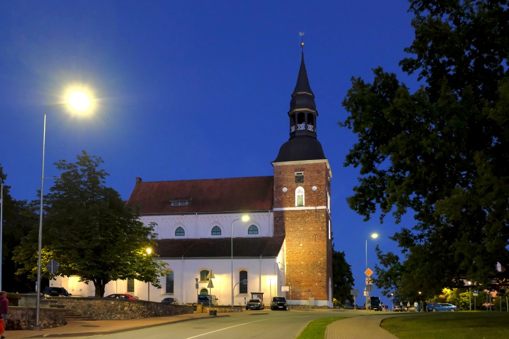 Valmieras Svētā Sīmaņa baznīca naktī