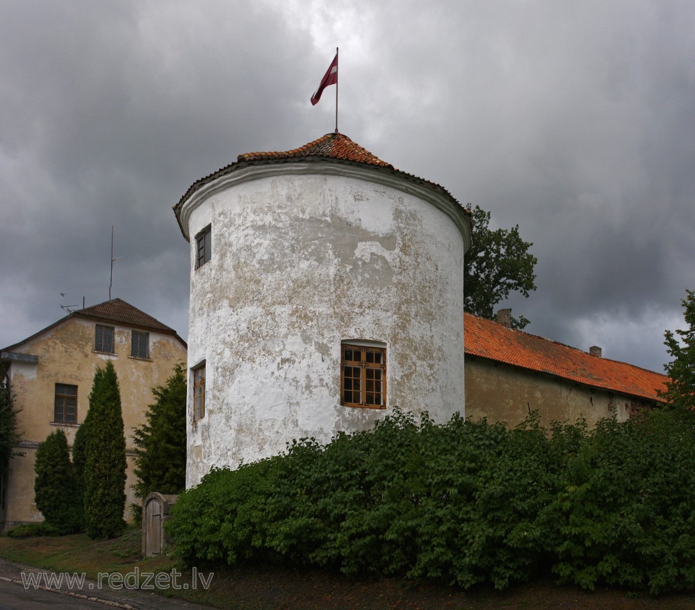 Alsungas pils tornis