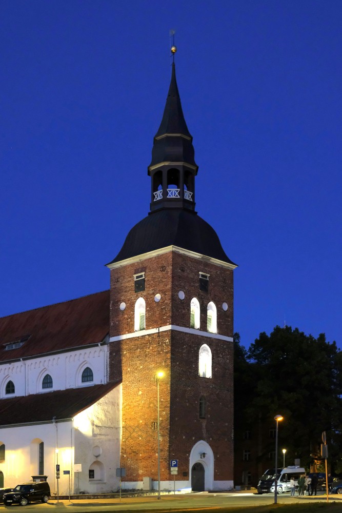 Valmieras Sv. Sīmaņa luterāņu baznīca naktī