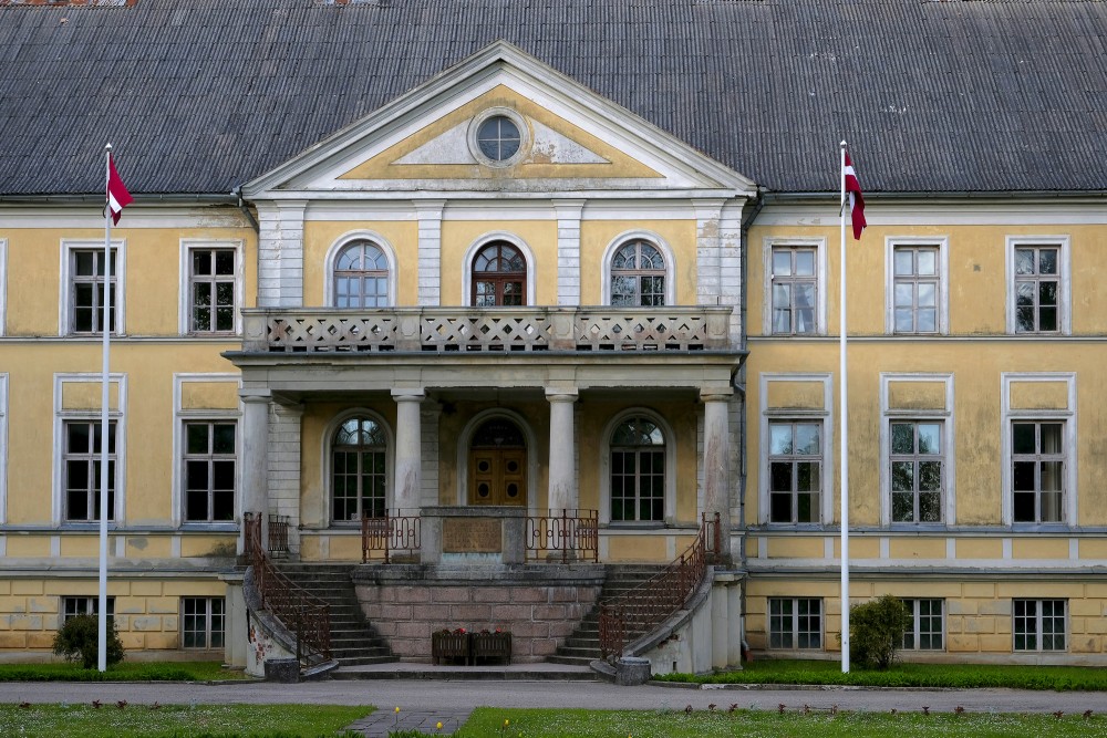 Rudbāržu muižas pils ieejas portāls