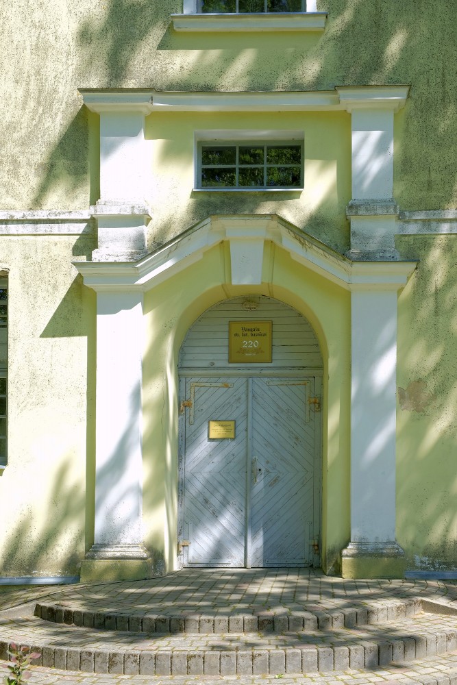 Vangažu luterāņu baznīcas ieejas portāls