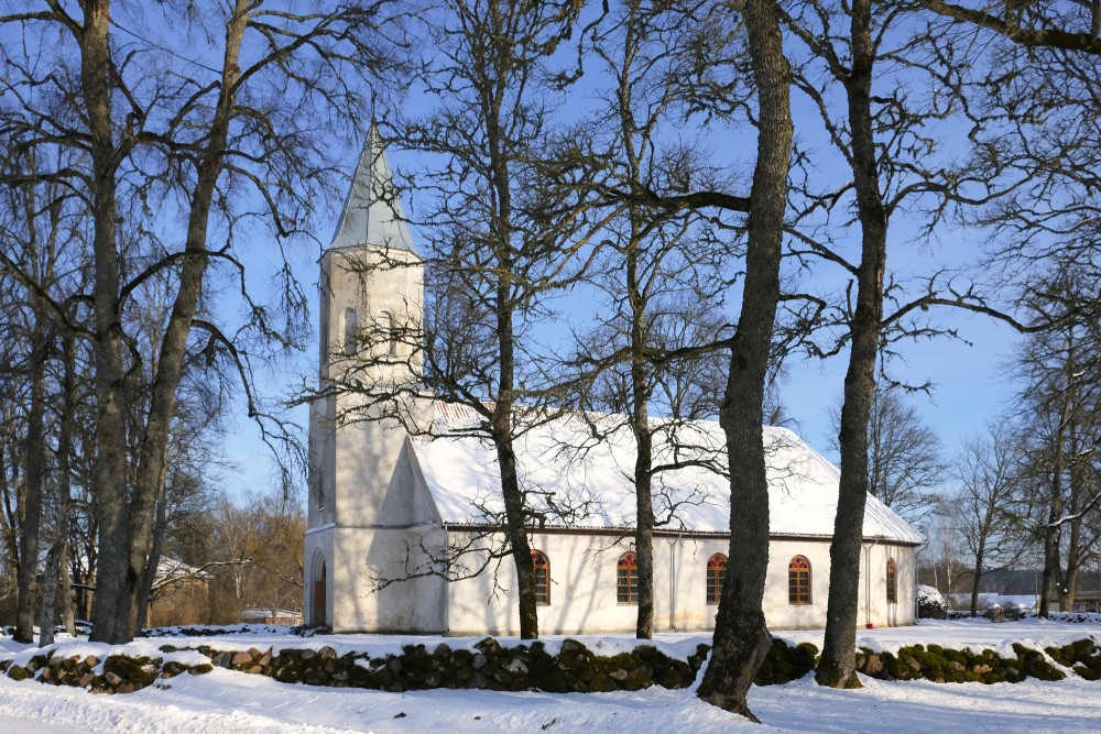 Rendas luterāņu baznīca ziemā