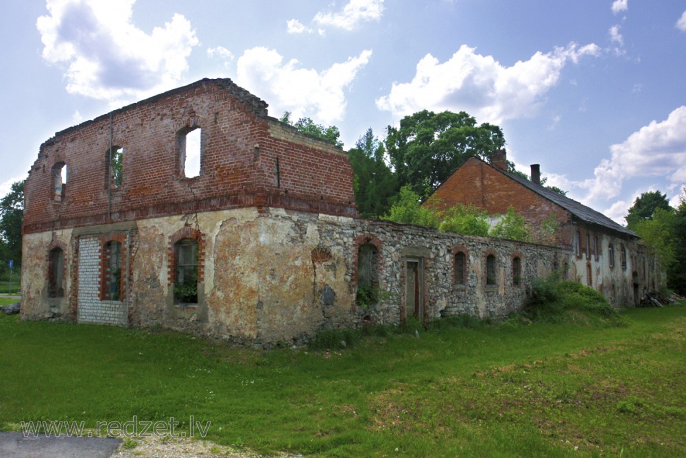 Ropažu muižas ēkas