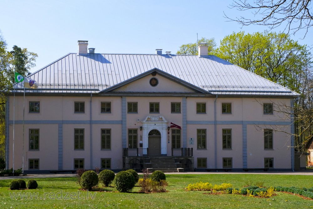 Vilce Manor, Vilce Primary School and Vilce Parish Administration House