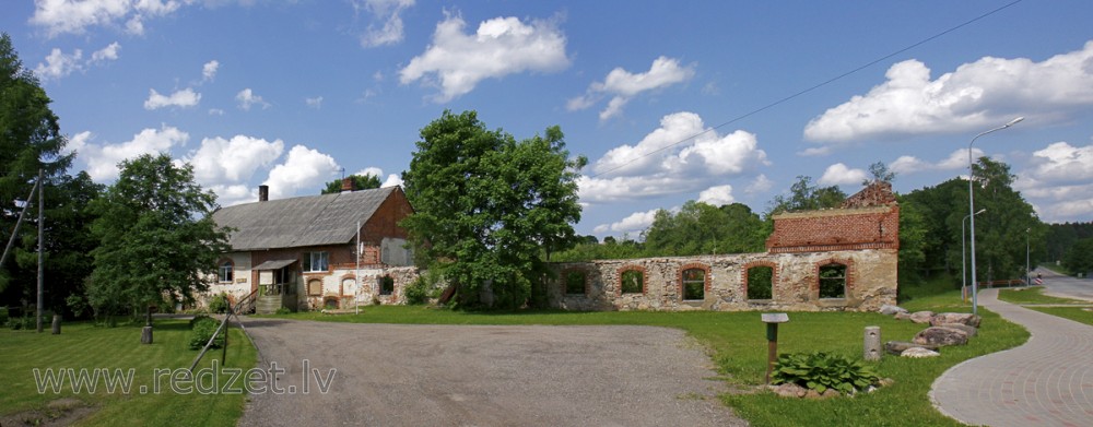 Ropažu muižas ēkas