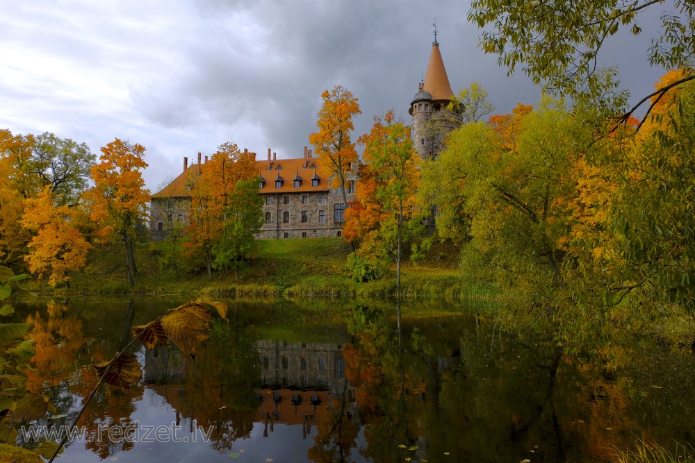 Cesvaines pils rudens nokrāsās