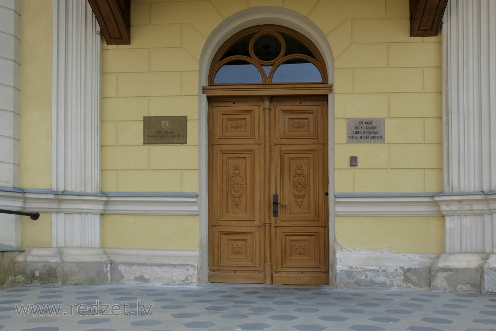 Kuldīgas novada pašvaldības ēkas ieejas portāls