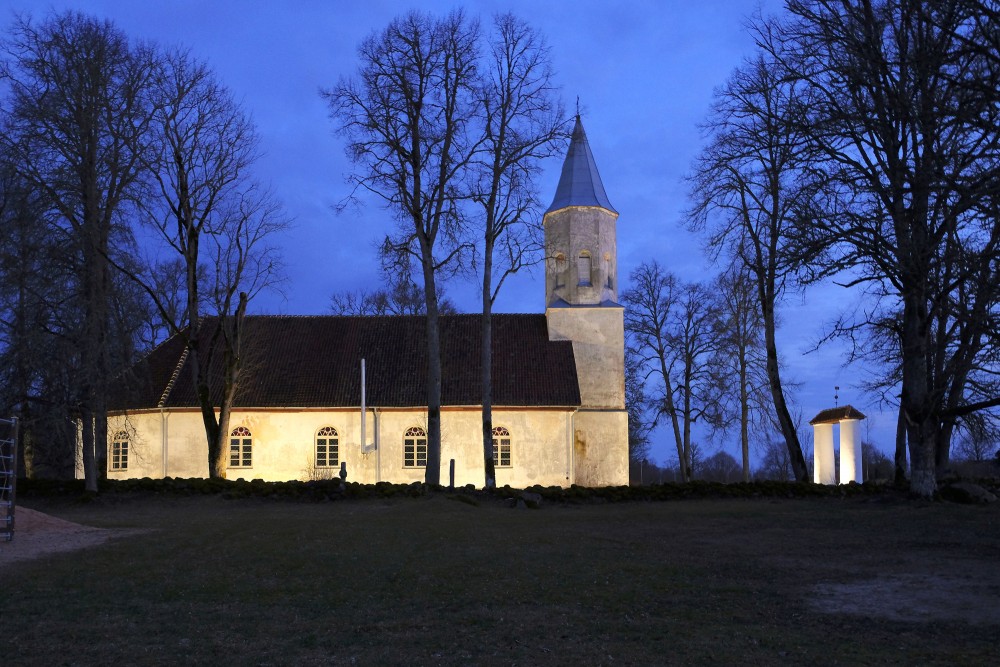 Rendas luterāņu baznīca naktī