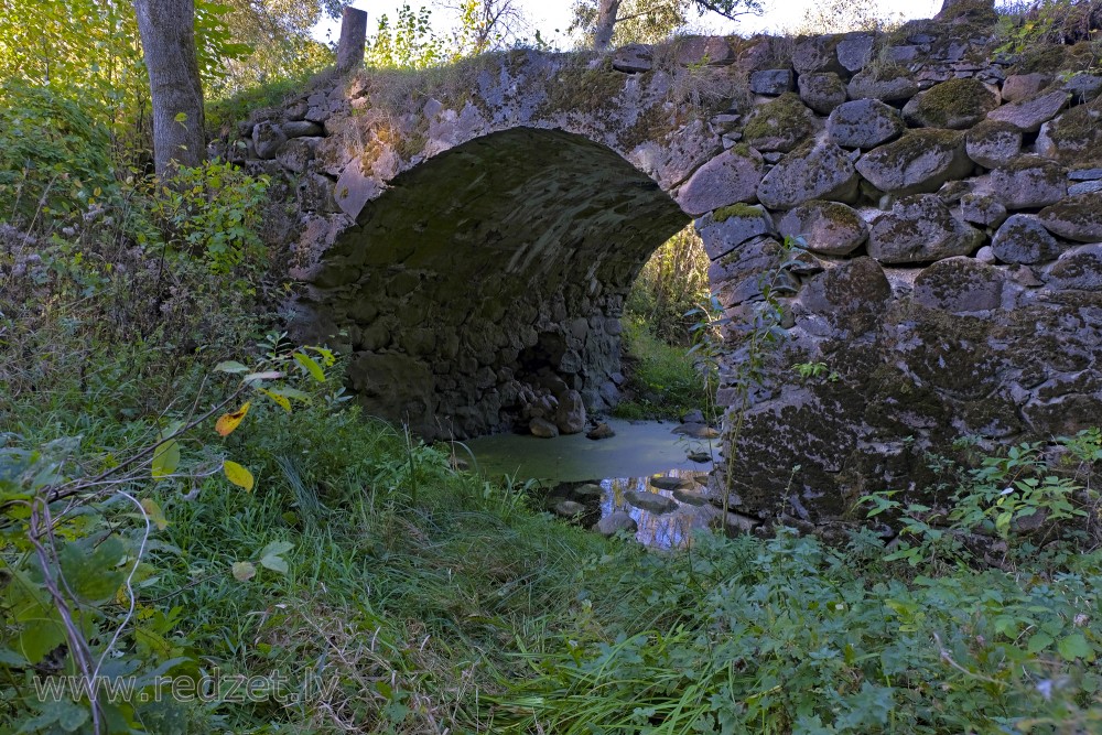 Mūrmuižas akmens mūra tilts pār Vilces upi
