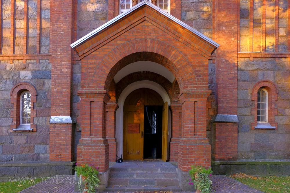 Atašienes baznīcas ieejas portāls