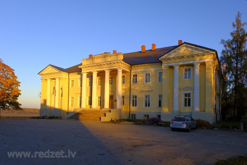 Marinzeja Manor House in Morning