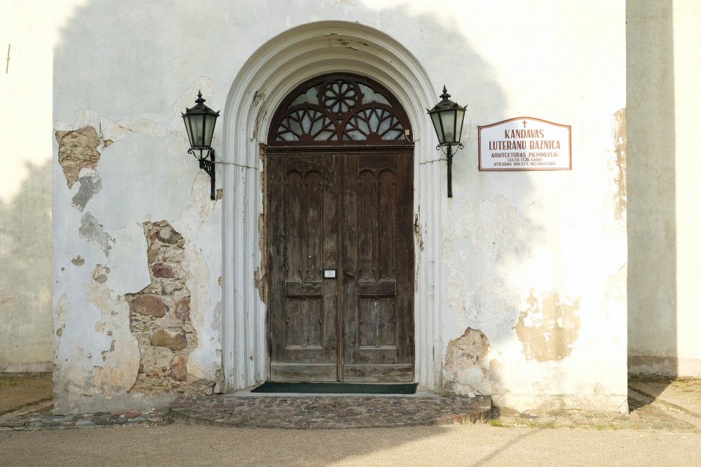 Kandavas luterāņu baznīcas ieejas portāls