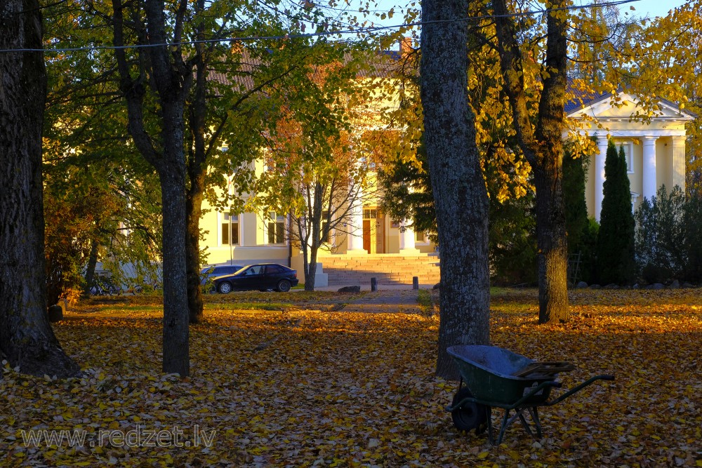 Marinzejas muiža un parks rudenī