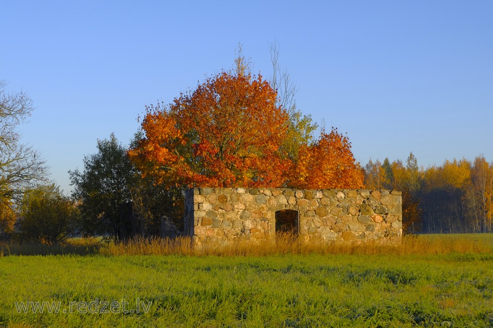 Akmens mūra mājas drupas