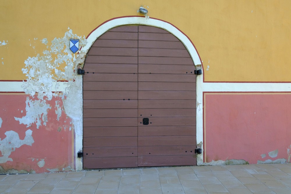 Mežmuižas luterāņu baznīcas ieejas portāls Mežmuižas luterāņu baznīcas ieejas portāls