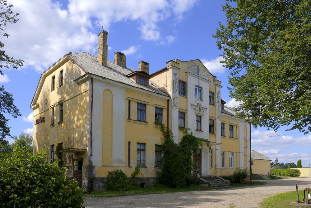 Bijusī Lubānas dzelzceļa stacijas ēka