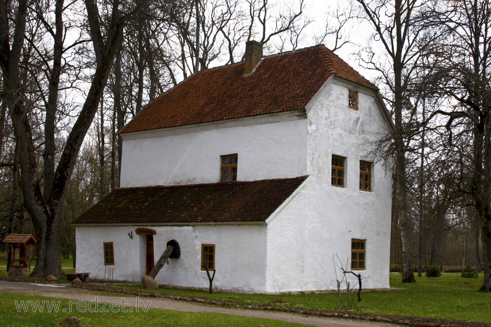 Stendes muižas Bruņinieku pils