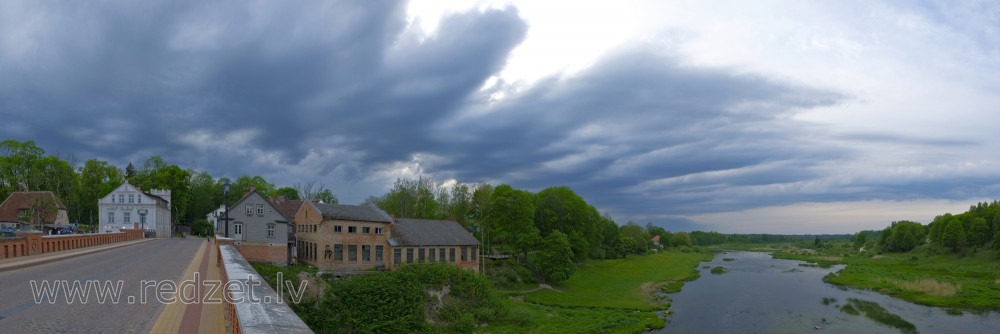 Kuldīgas panorāma skatoties no ķieģeļu tilta