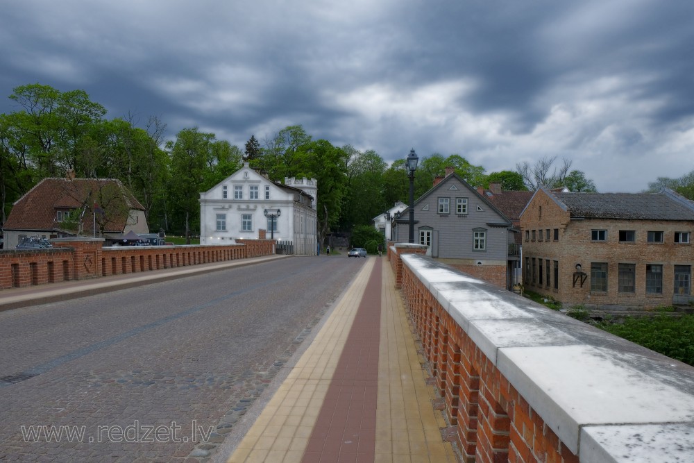 Kuldīga skatā no ķieģeļu tilta