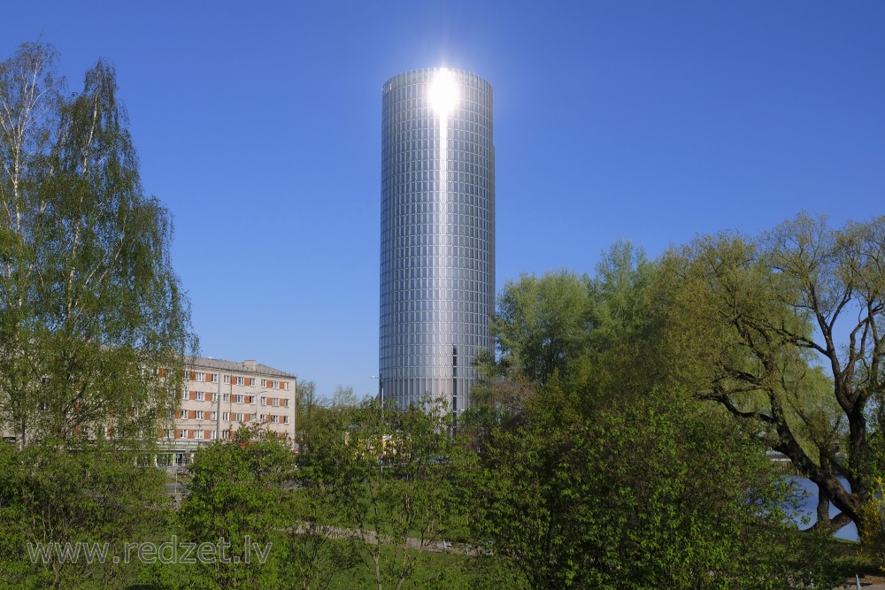 Rīta saule spoguļojas Z-Towers augstceltnē