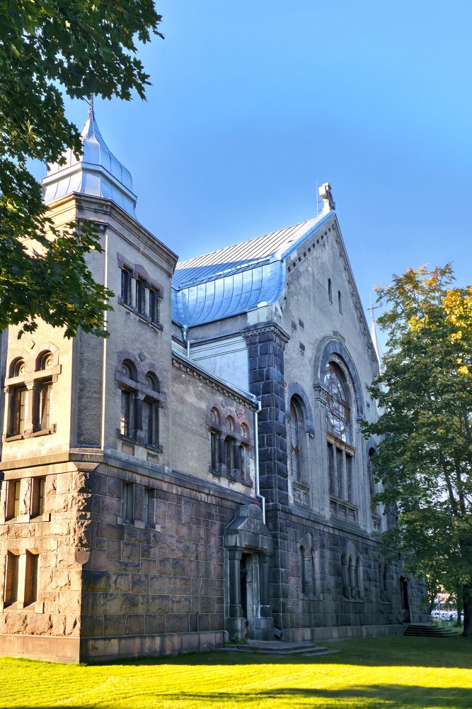Liepājas Lutera baznīcas fasādes fragments saules gaismā Liepājas Lutera baznīcas fasādes fragments saules gaismā