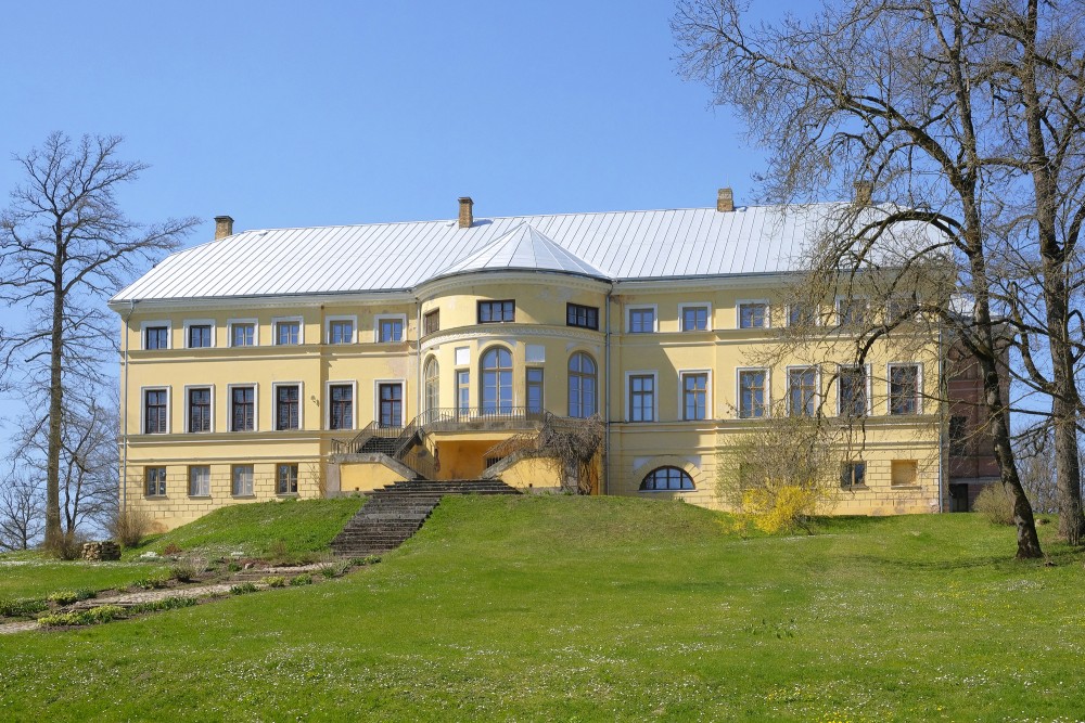 Remtes muižas pils no parka puses