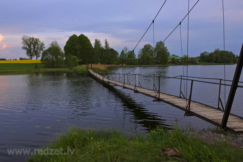 Rope bridge over Padure pond 