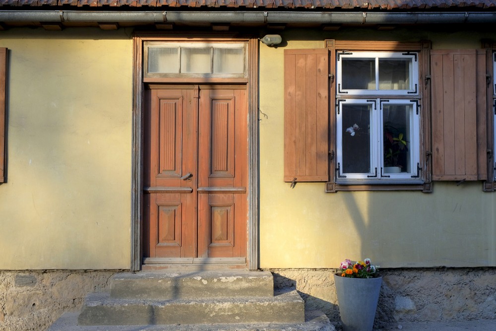 Koka durvis, Kuldīgas vecpilsēta, Policijas iela 13 Koka durvis, Kuldīgas vecpilsēta, Policijas iela 13