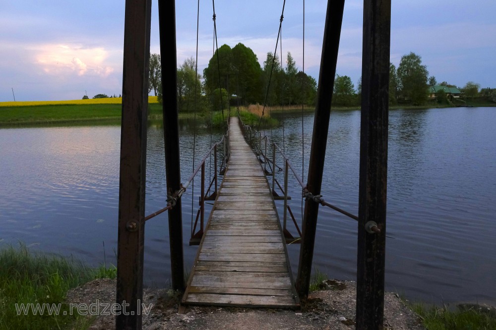 Rope bridge over Padure pond 