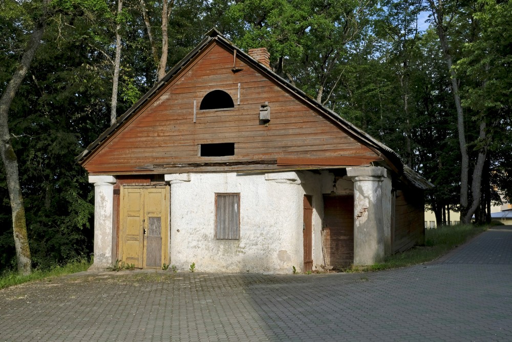 Ēka Vecbebru muižas kompleksā