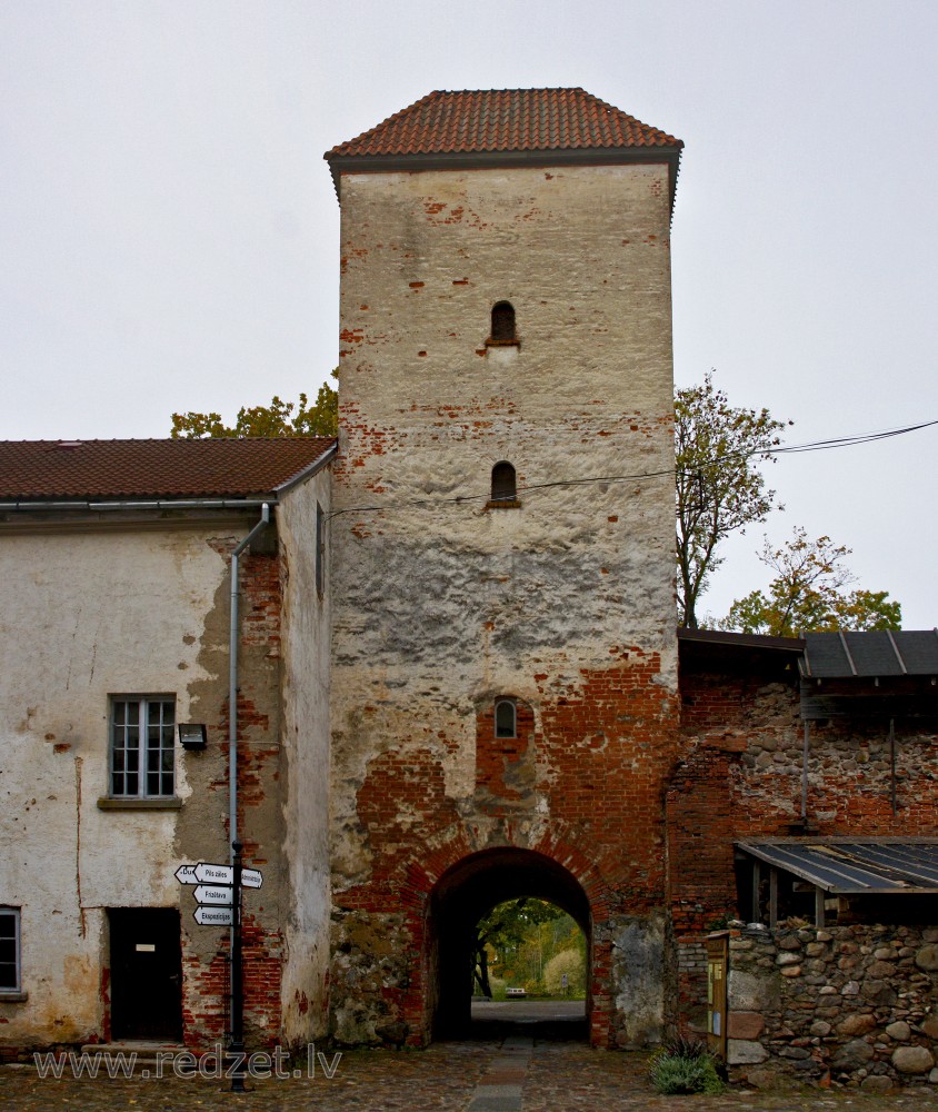 Dundagas pils vārtu tornis